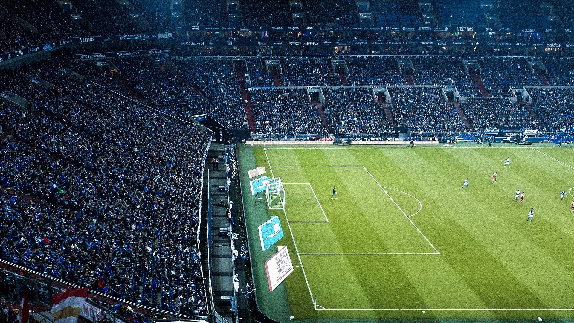 在与雷霆的比赛中,库里多次“空中飞人”般投中远距离三分,成众人焦点!