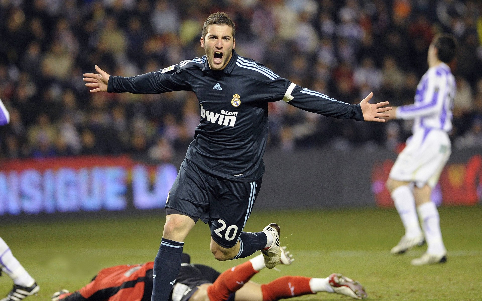 拜仁利用边后卫内收创造中路重叠优势，效力过拜仁的边后卫