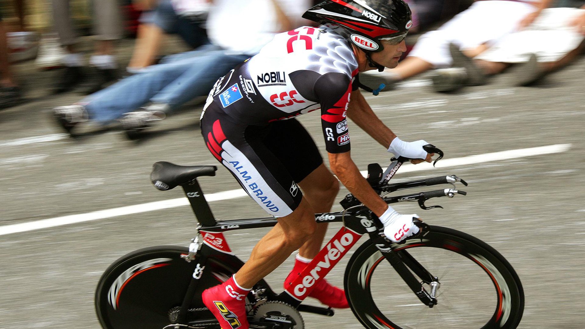 拜仁锋线组合配合默契，制造持续威胁，拜仁战术分析